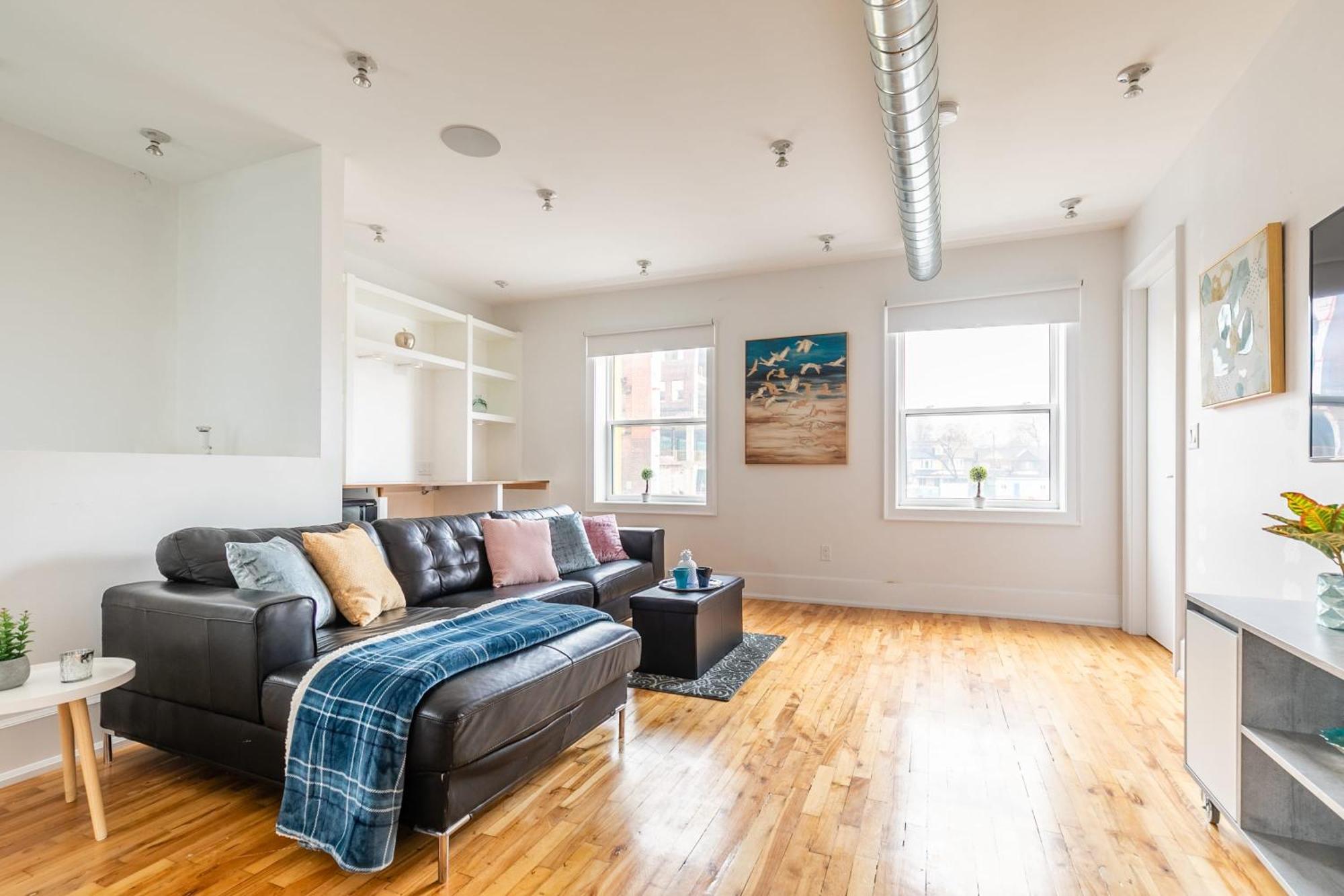 Modern 2 Bedroom Condo - Heart Of Leslieville โตรอนโต ภายนอก รูปภาพ