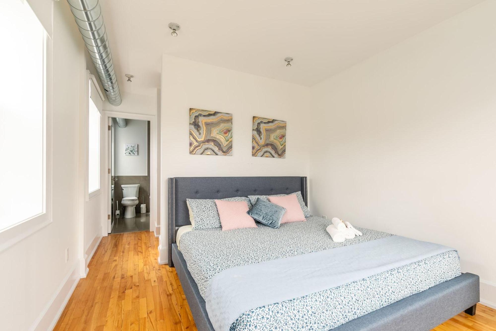 Modern 2 Bedroom Condo - Heart Of Leslieville โตรอนโต ภายนอก รูปภาพ