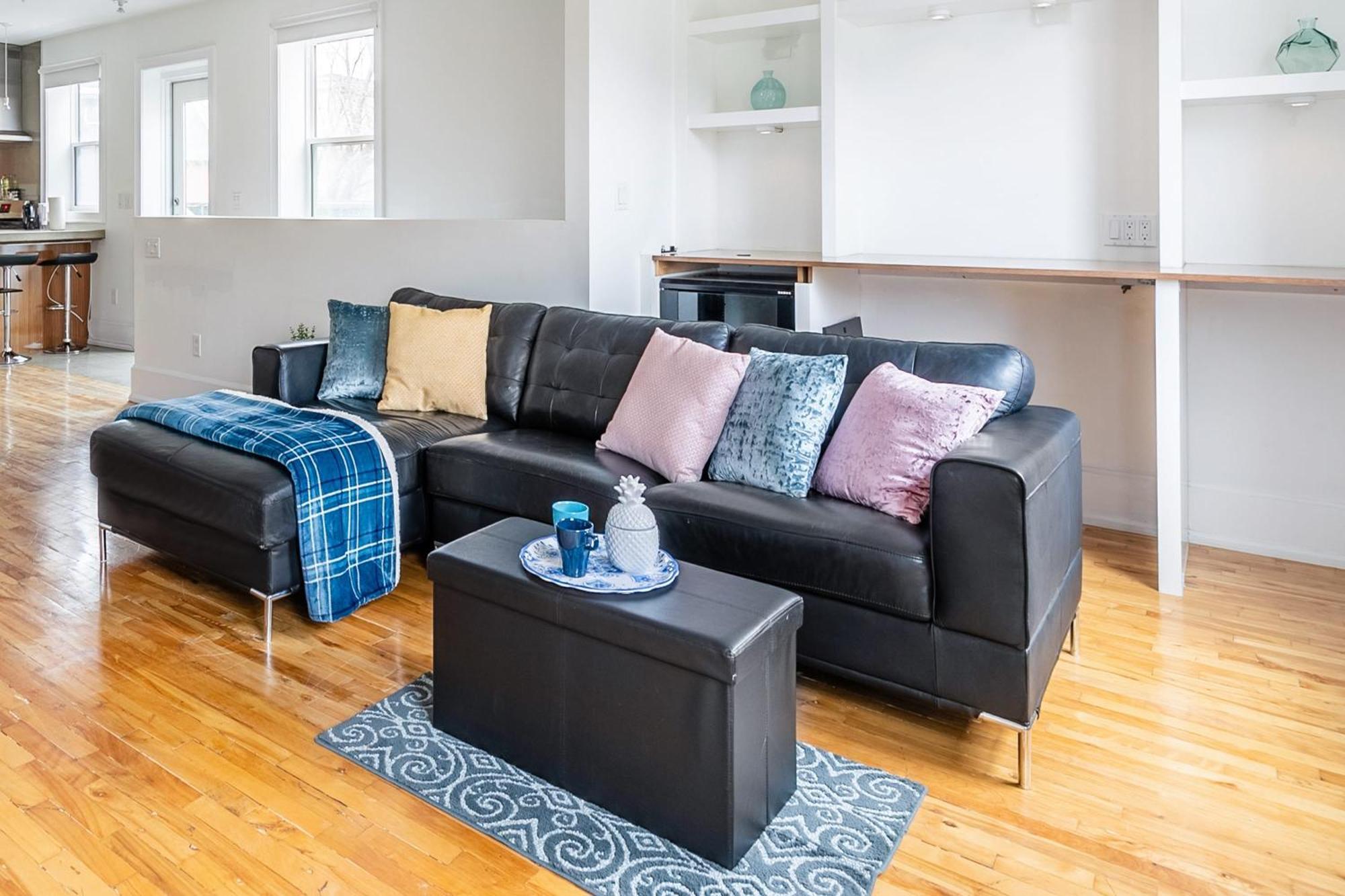 Modern 2 Bedroom Condo - Heart Of Leslieville โตรอนโต ภายนอก รูปภาพ