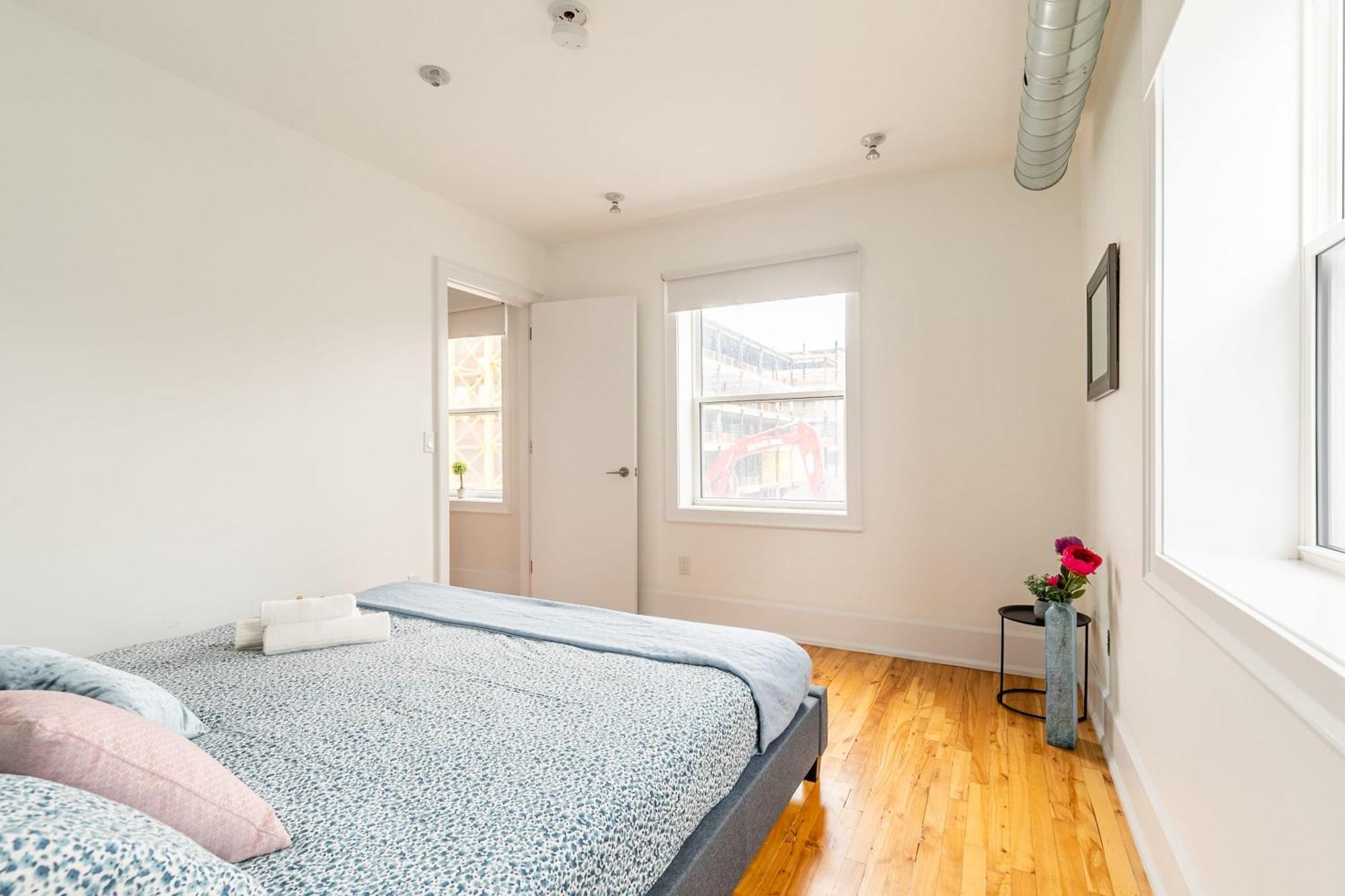 Modern 2 Bedroom Condo - Heart Of Leslieville โตรอนโต ภายนอก รูปภาพ