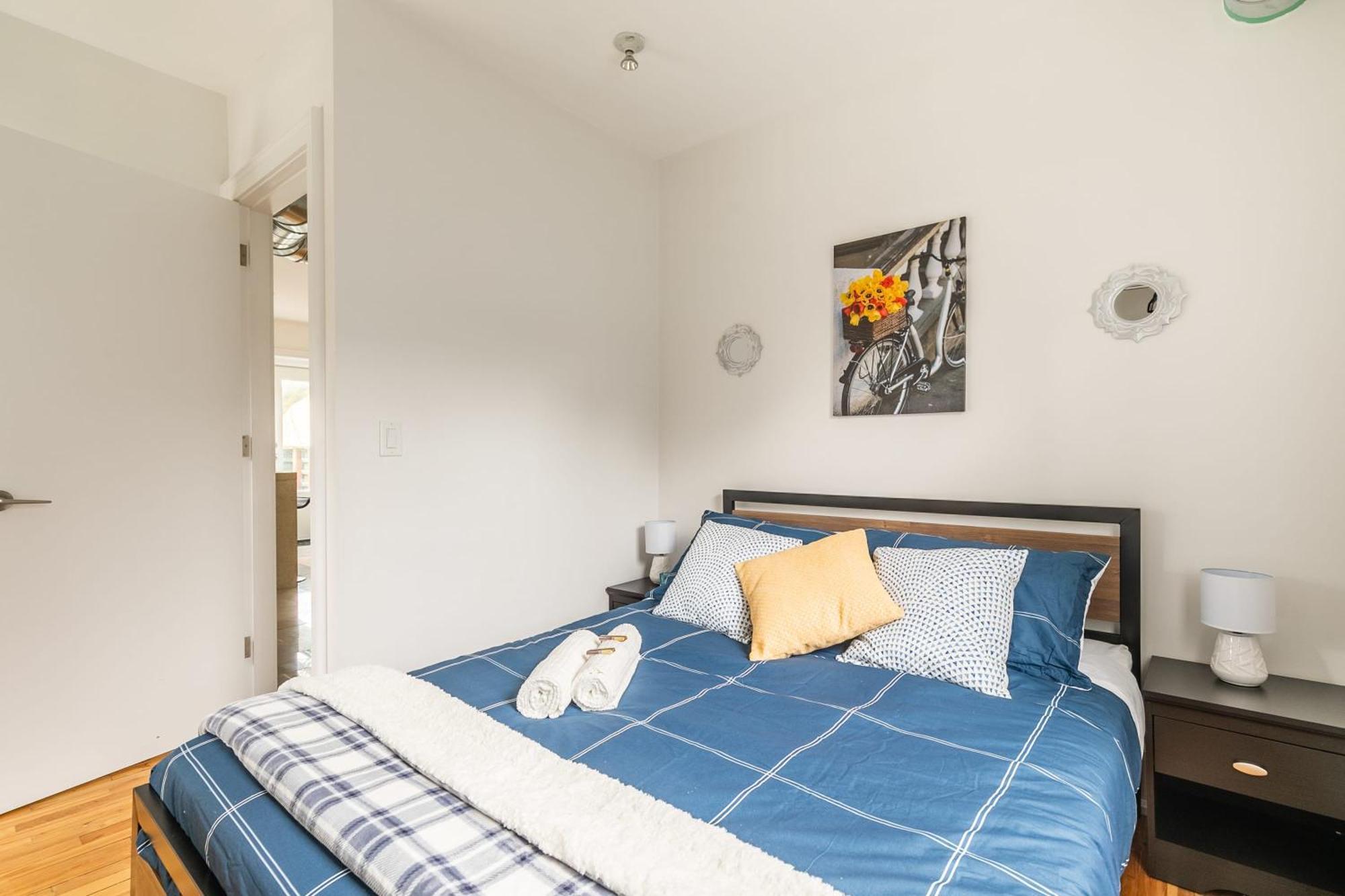 Modern 2 Bedroom Condo - Heart Of Leslieville โตรอนโต ภายนอก รูปภาพ