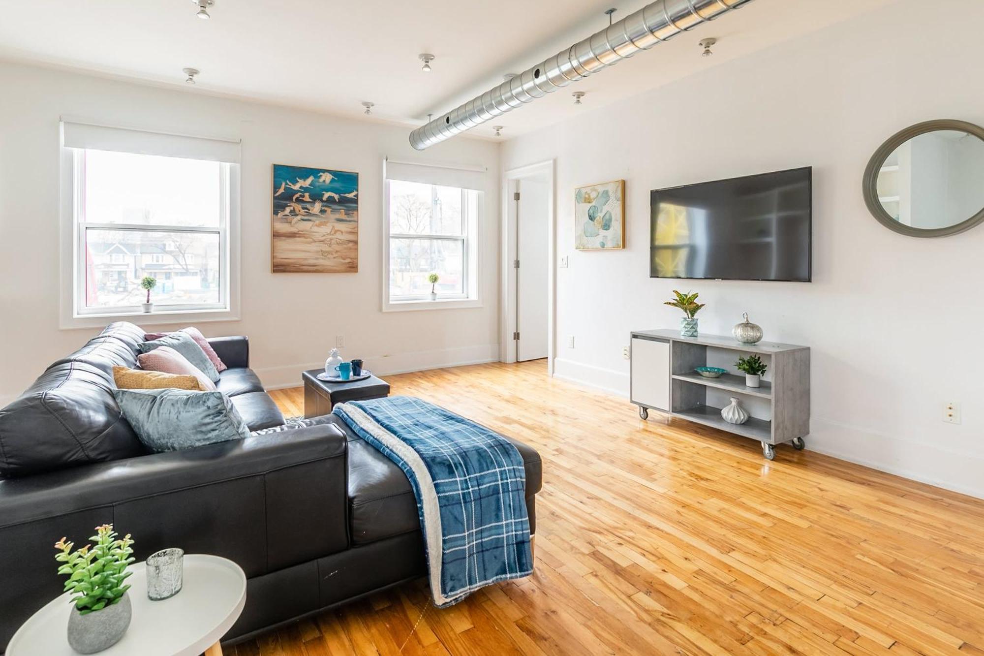 Modern 2 Bedroom Condo - Heart Of Leslieville โตรอนโต ภายนอก รูปภาพ
